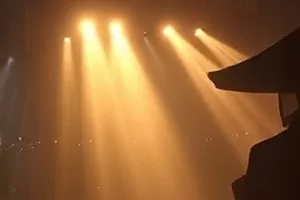 《深蓝回声》纪录片封面：深海中缓慢游动的鲸群