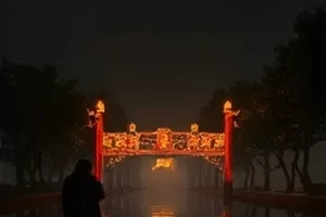 《渡口无风》电影封面：无风的渡口与静止的木船